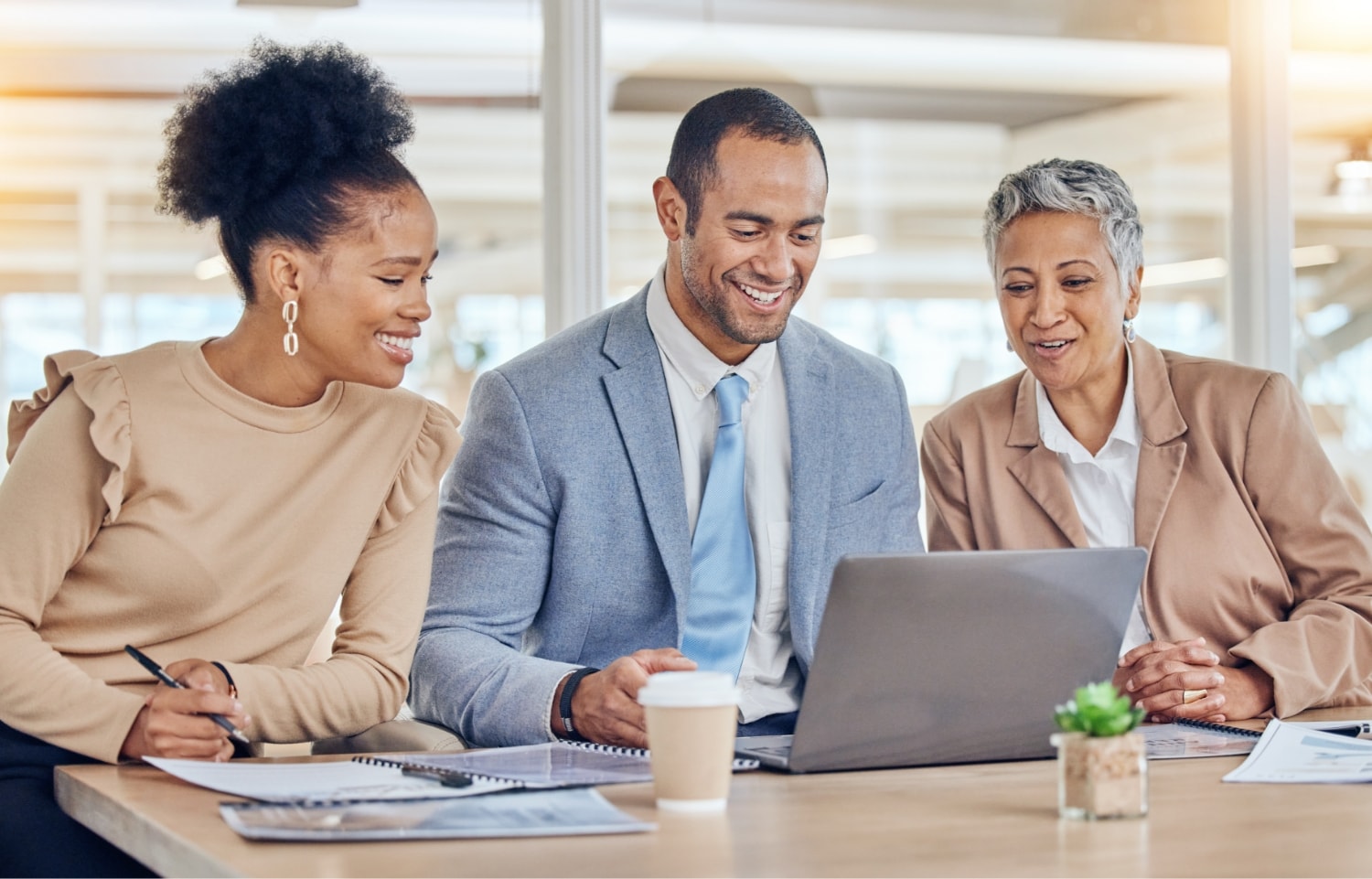 Personas revisando computador